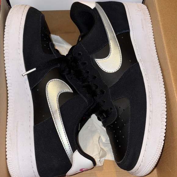 Nike Air Force 1 ‘07 with Pink Logo
Black/metallic silver white - Picture 1 of 5